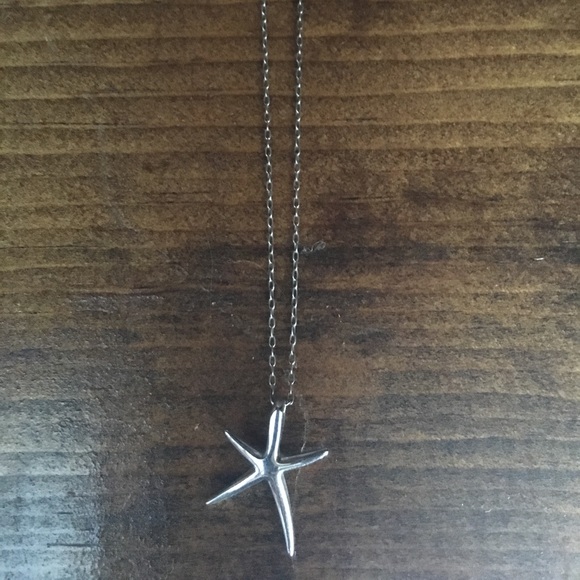 Delicate silver starfish necklace - Picture 2 of 4